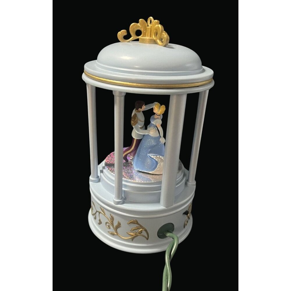 1998 Hallmark Disney Cinderella at the Ball Light Up Ornament N03 l